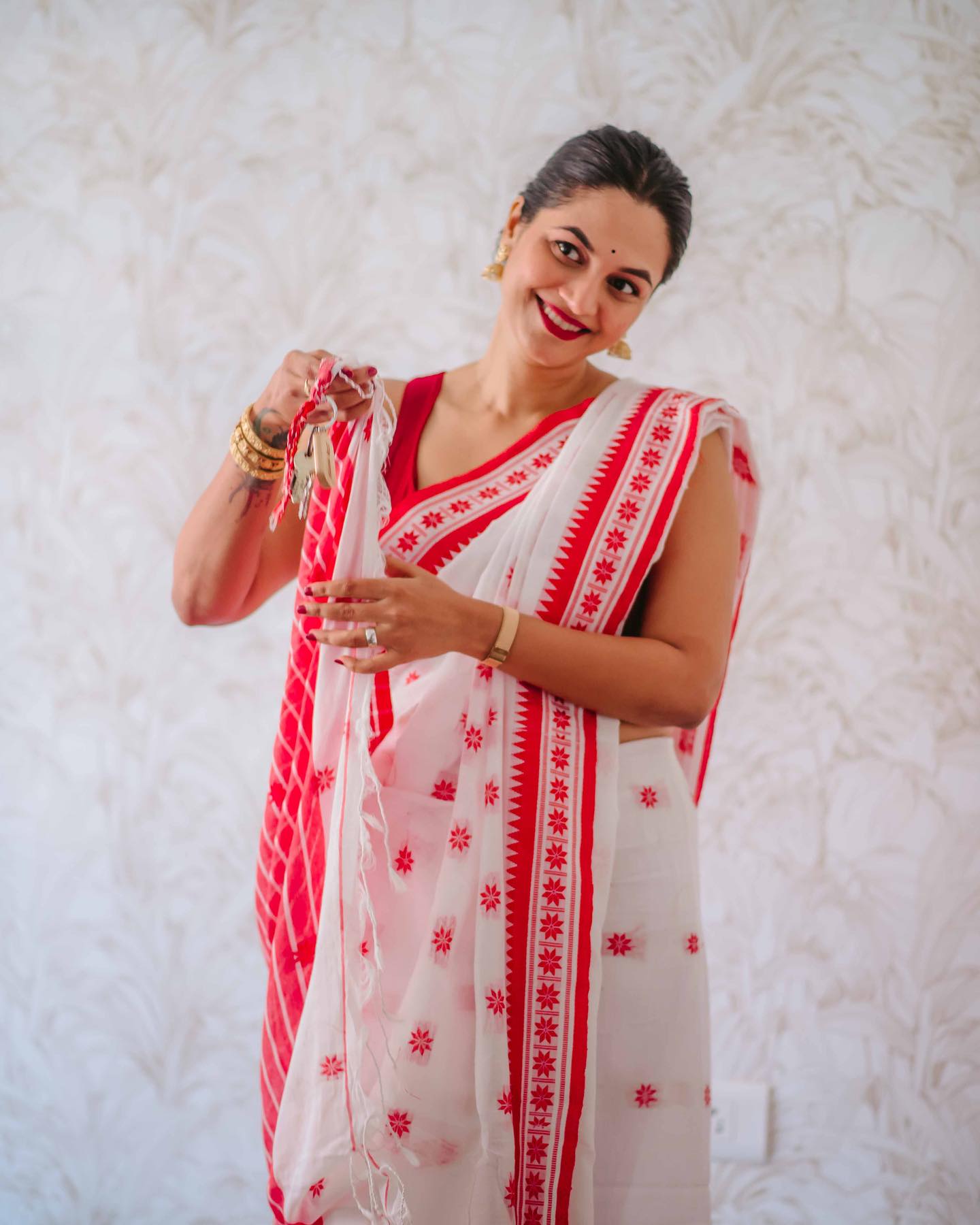 Women's White Saree with Red Embroidered Border