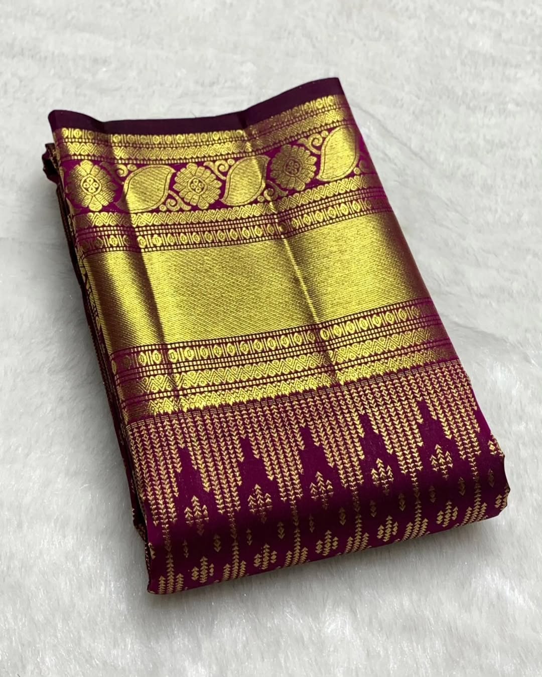 Luxuriant Purple Soft Banarasi Silk Saree With Enthralling Blouse Piece