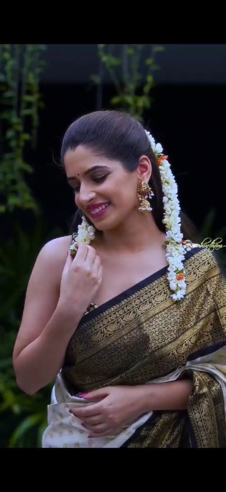Self Design Kanjivaram Jacquard Saree  (Cream)