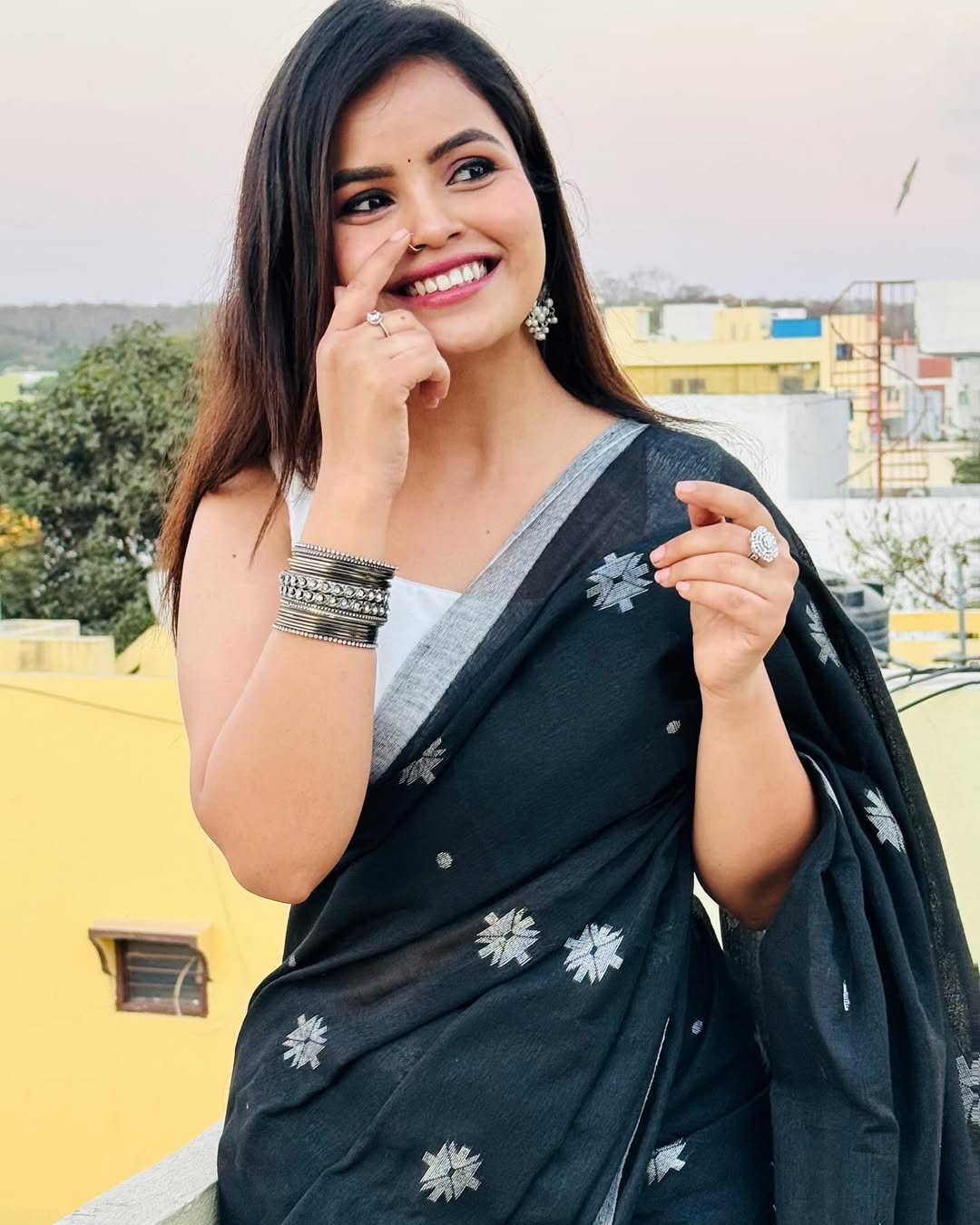 Women's Black Saree with Silver Woven Motifs