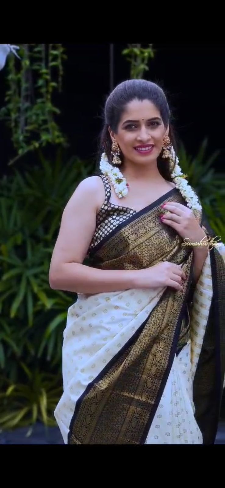 Self Design Kanjivaram Jacquard Saree  (Cream)