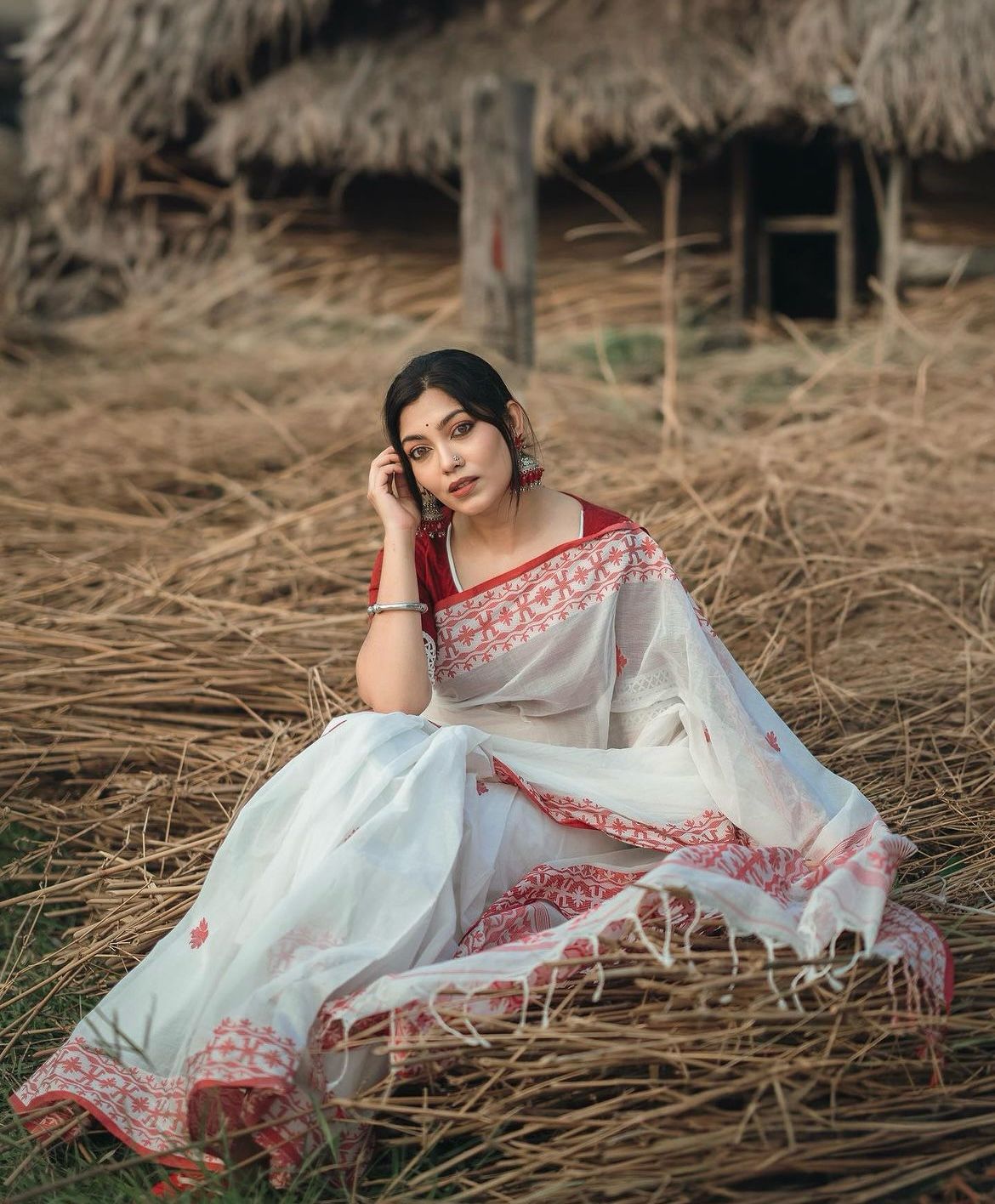 Women's White Saree with Pink Embroidered Border
