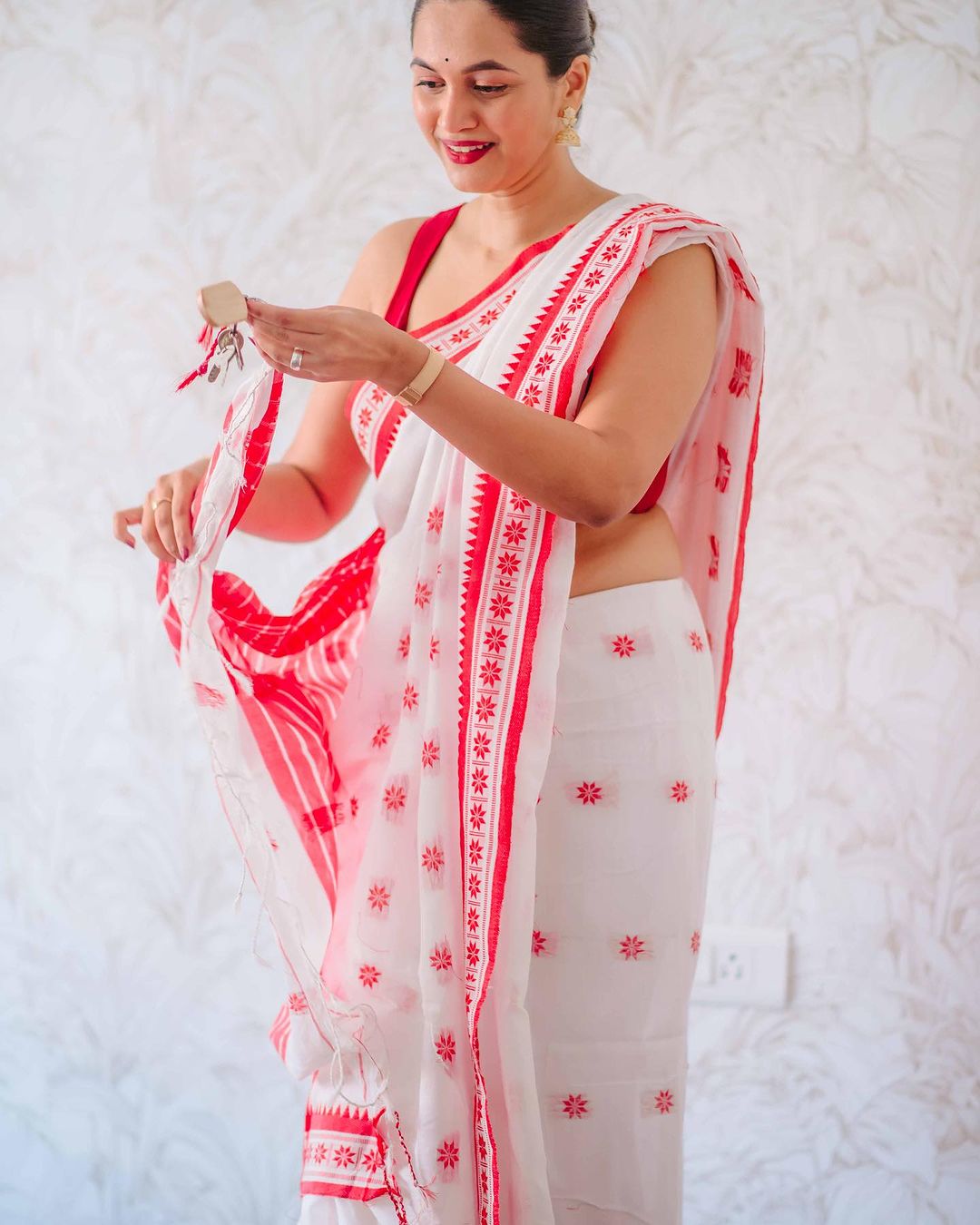 Women's White Saree with Red Embroidered Border